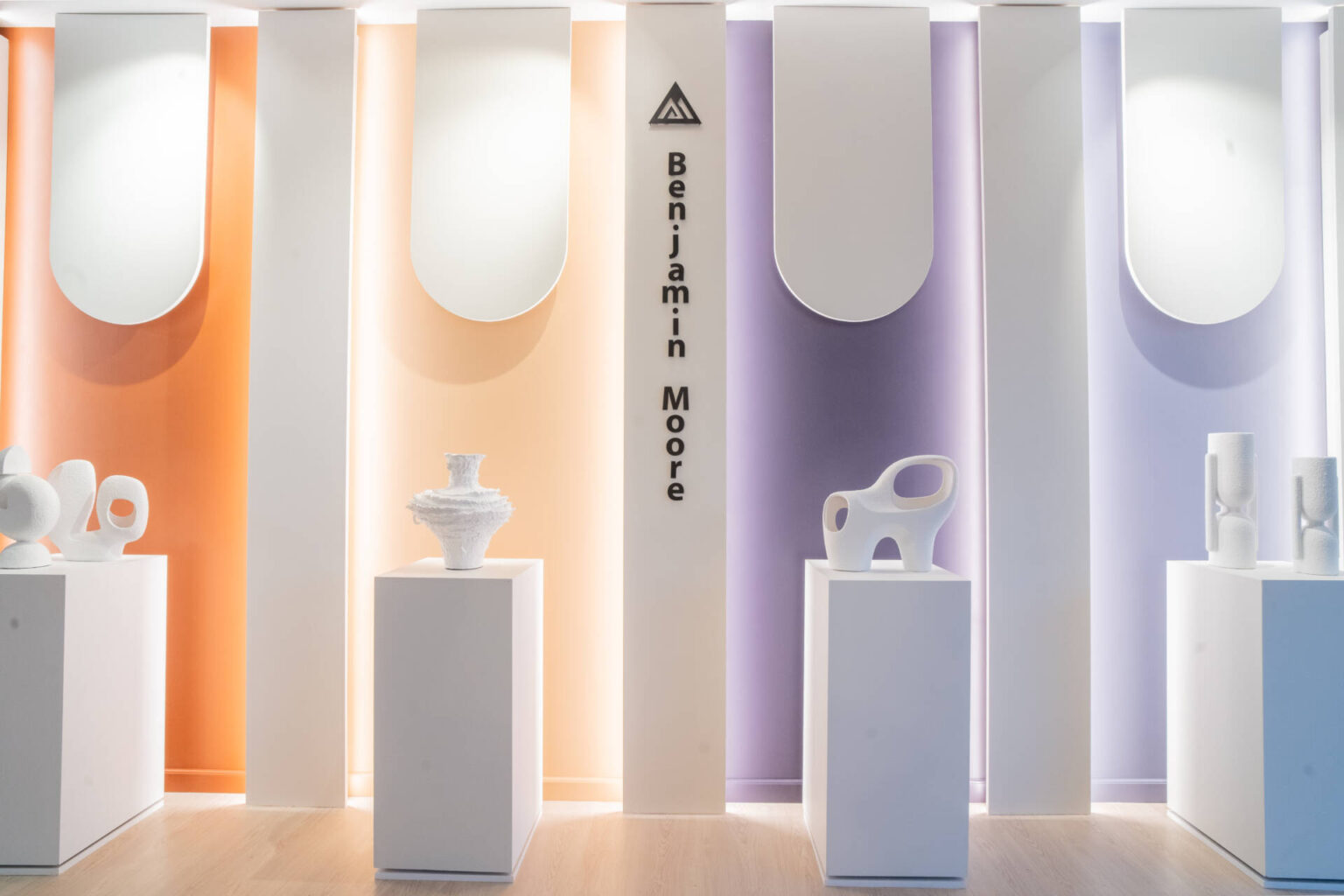 Perete de mostre Benjamin Moore în showroom