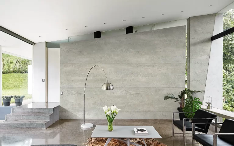 Perete de accent efect beton – microciment Brașov