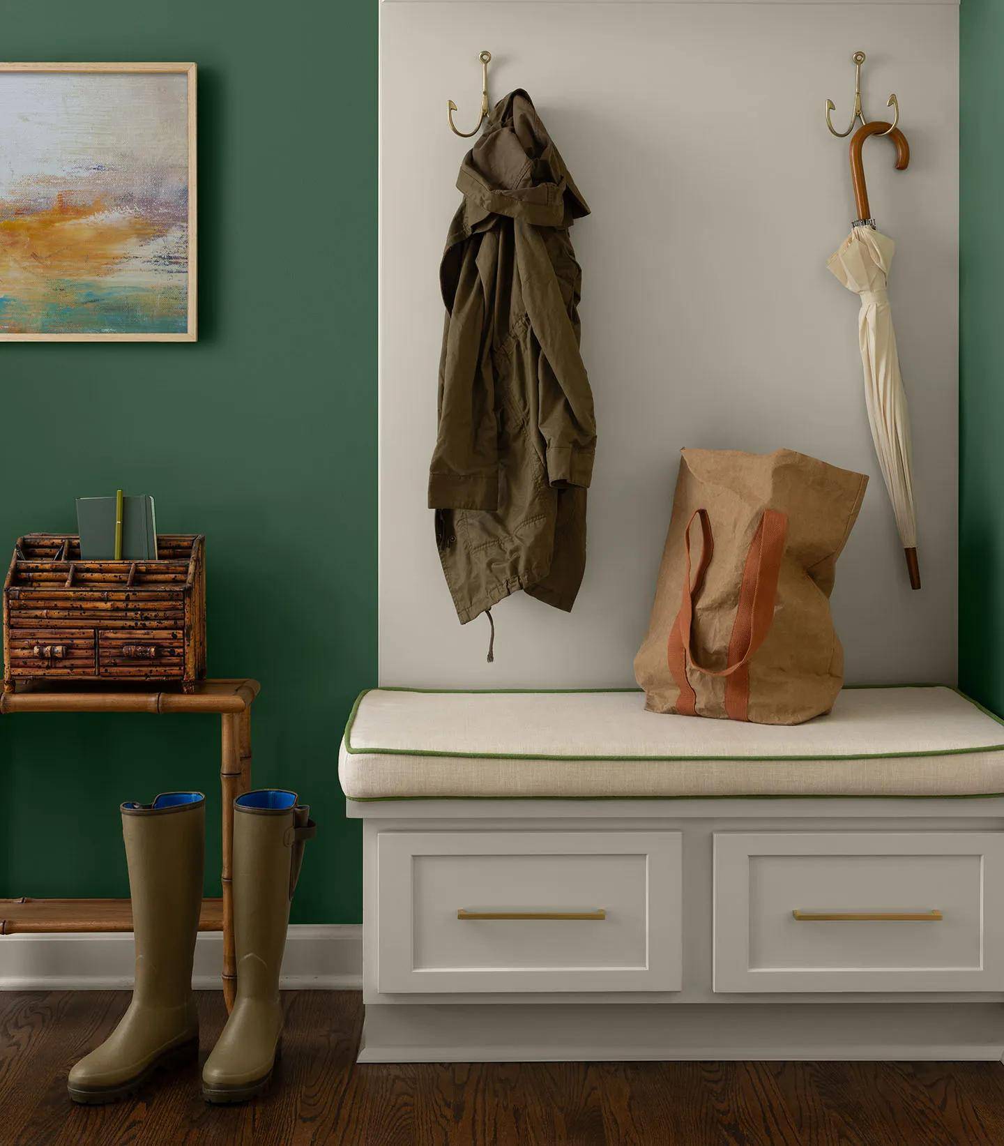 Hol cu perete Webster Green HC-130 și mobilier alb